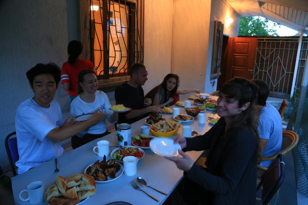 "European" Backpackers Hostel In Almaty Extérieur photo