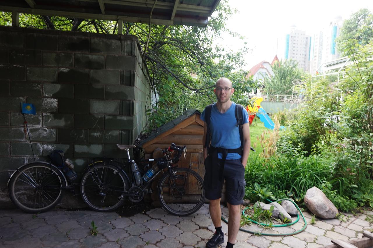 "European" Backpackers Hostel In Almaty Extérieur photo