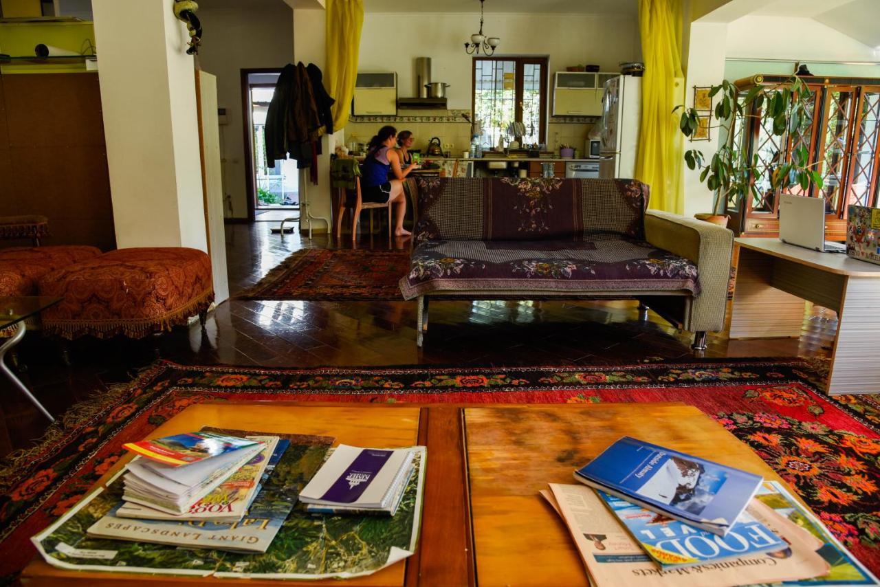 "European" Backpackers Hostel In Almaty Extérieur photo