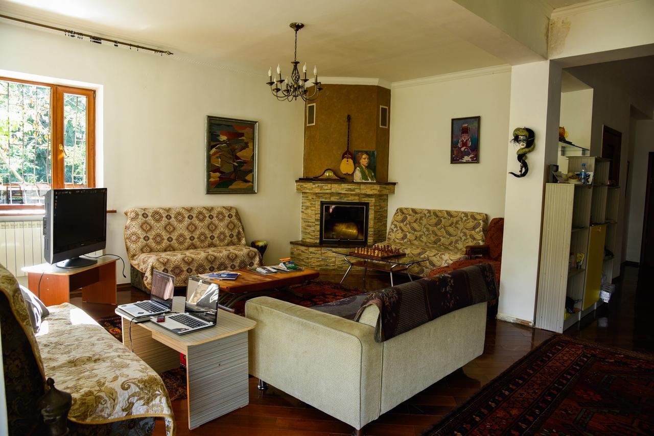 "European" Backpackers Hostel In Almaty Extérieur photo