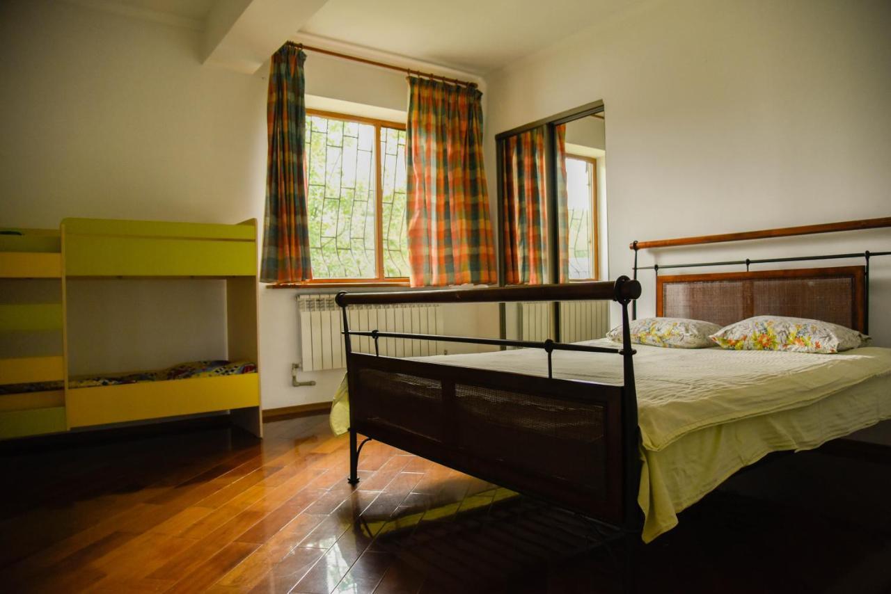 "European" Backpackers Hostel In Almaty Extérieur photo